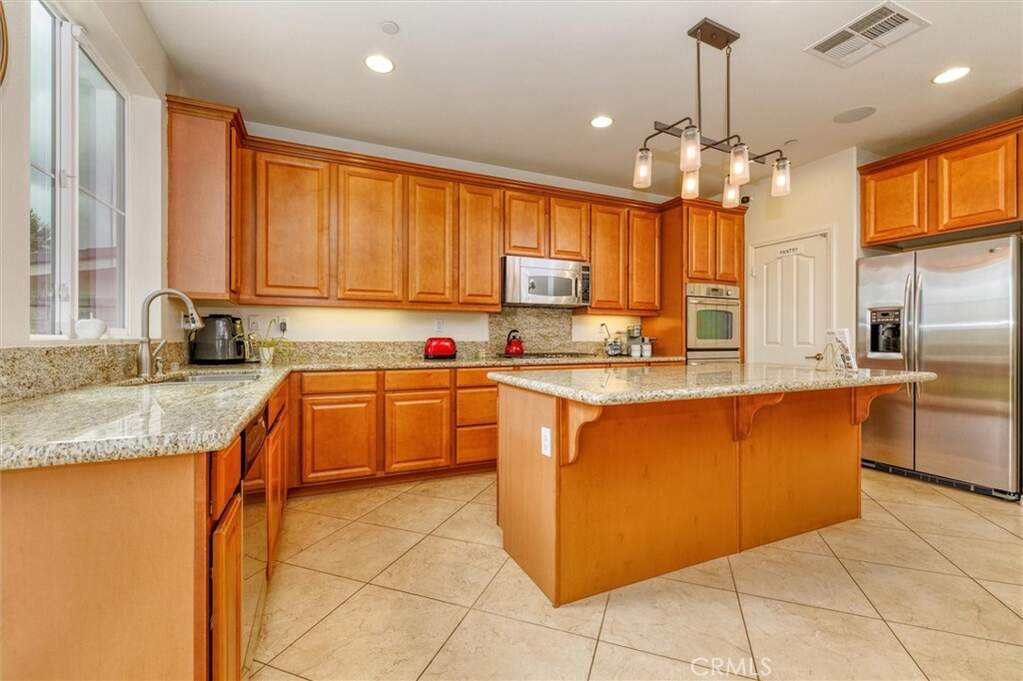 22620 Dragonfly Ct, Saugus, CA 91350
