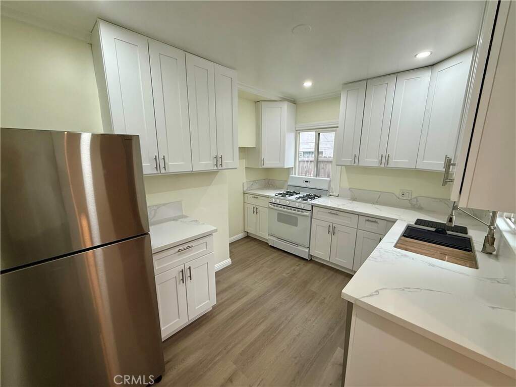 2042 Holly Drive, Los Angeles, CA 90068