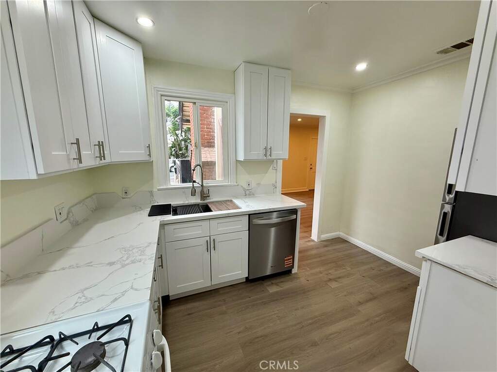 2042 Holly Drive, Los Angeles, CA 90068