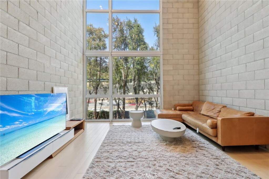 3450 Cahuenga Boulevard W #905, Los Angeles, CA 90068