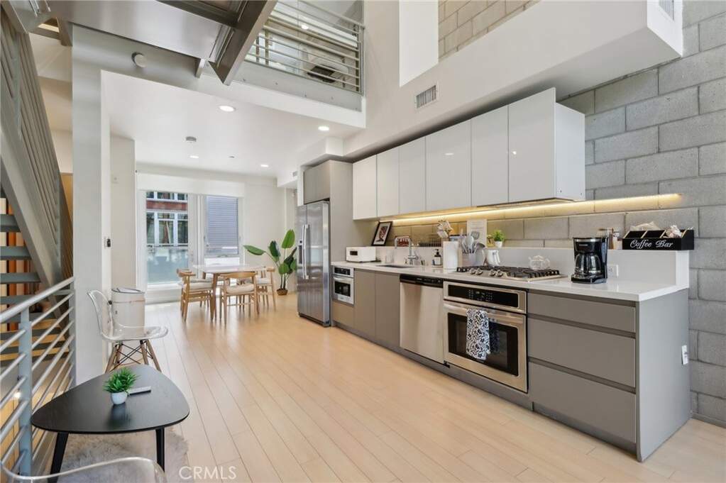 3450 Cahuenga Boulevard W #905, Los Angeles, CA 90068