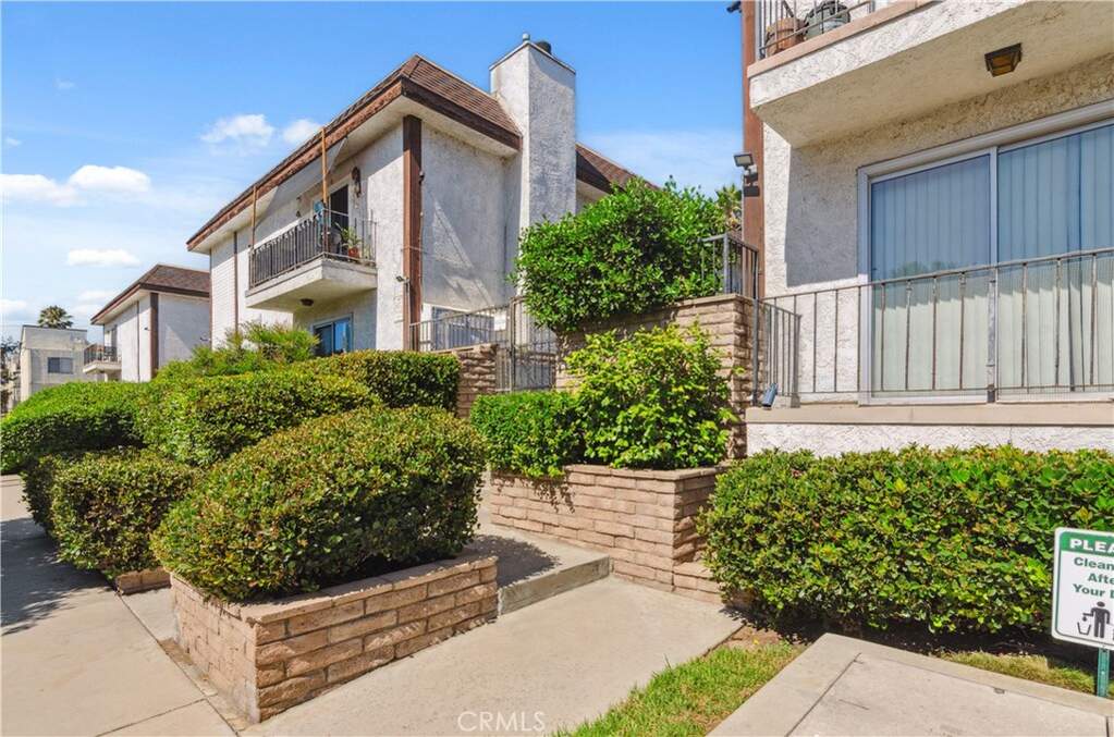 8544 Independence Avenue #102, Canoga Park, CA 91304