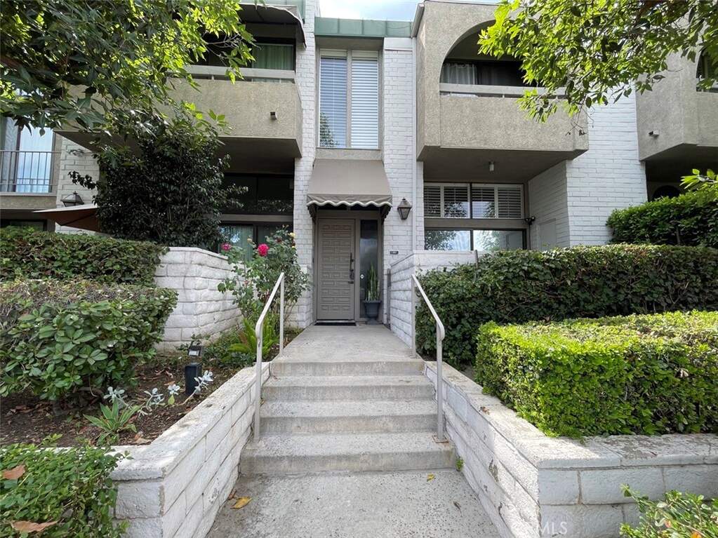 5305 White Oak Avenue #F, Encino, CA 91316
