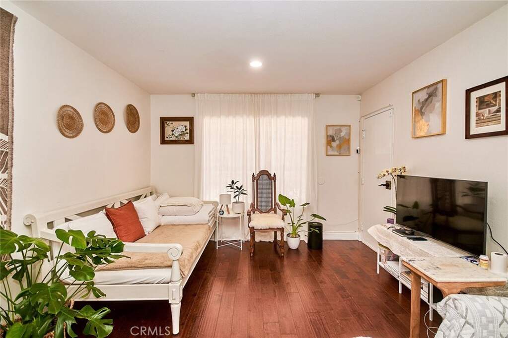 225 W 6th Street #206, Long Beach, CA 90802