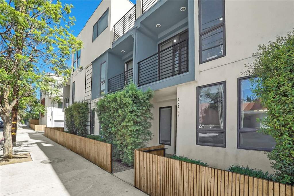 2930 Rowena Avenue #4, Los Angeles, CA 90039