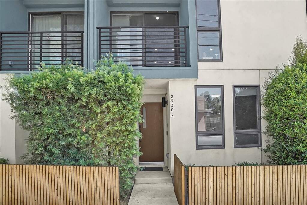 2930 Rowena Avenue #4, Los Angeles, CA 90039