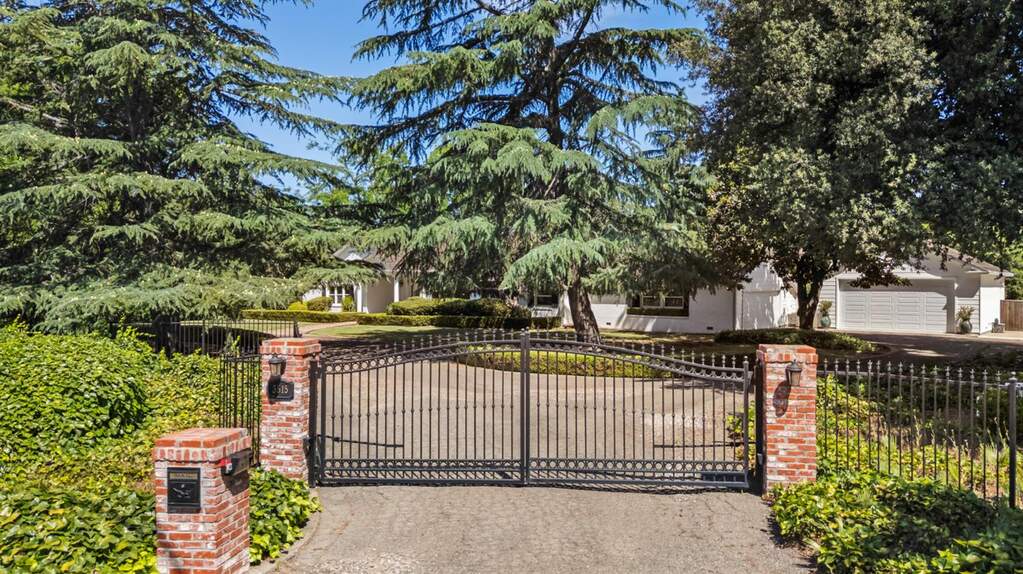 3515 Country Club Boulevard, Stockton, CA 95204