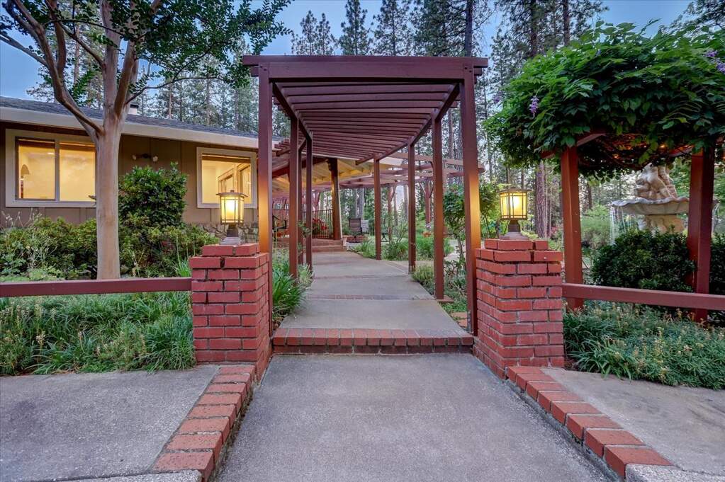 12827 Mccourtney Road, Grass Valley, CA 95949