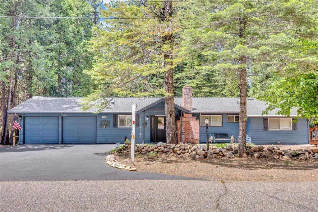 Easy level driveway with plenty of parking at 1786 Bonanza Way, Arnold, CA 95223