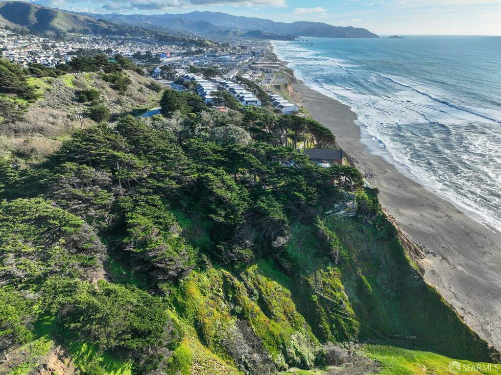 100 Palmetto Avenue, Pacifica, CA 94044