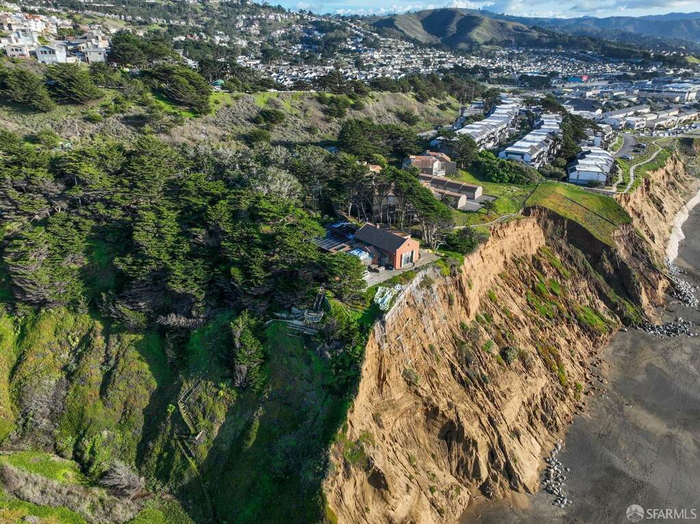 100 Palmetto Avenue, Pacifica, CA 94044