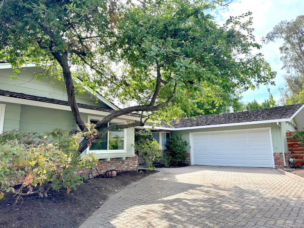 2050 Madelaine Court, Los Altos, CA 94024