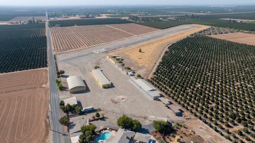 23500 Eckert Field Airport (1q1) Ave, Strathmore, CA 93267