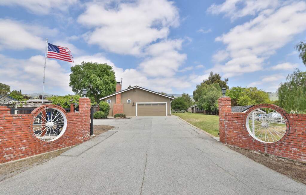 2017 Gypsy Avenue, San Martin, CA 95046