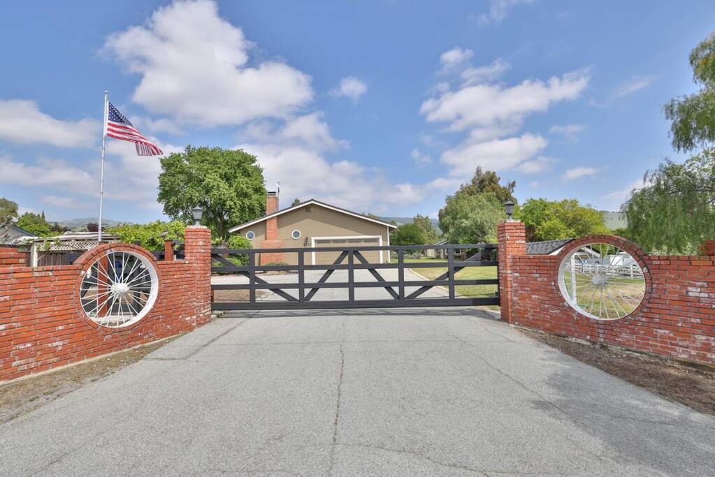 2017 Gypsy Avenue, San Martin, CA 95046