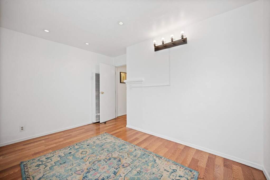 441 W Macarthur Boulevard, Oakland, CA 94609