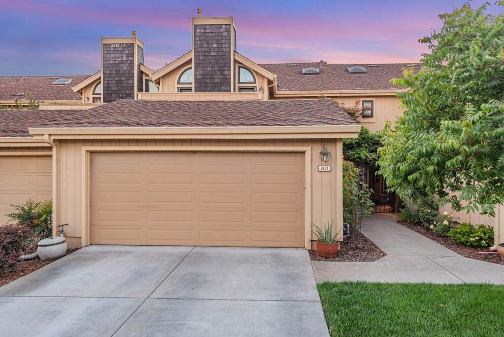 2121 Darnis Circle
