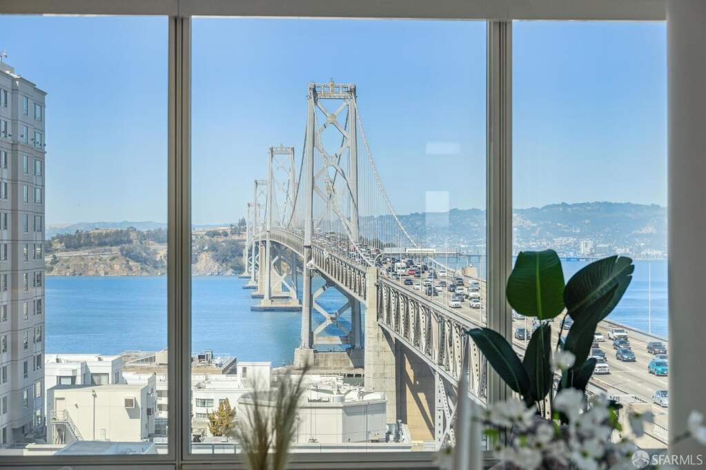 425 1st Street #1402, San Francisco, CA 94105