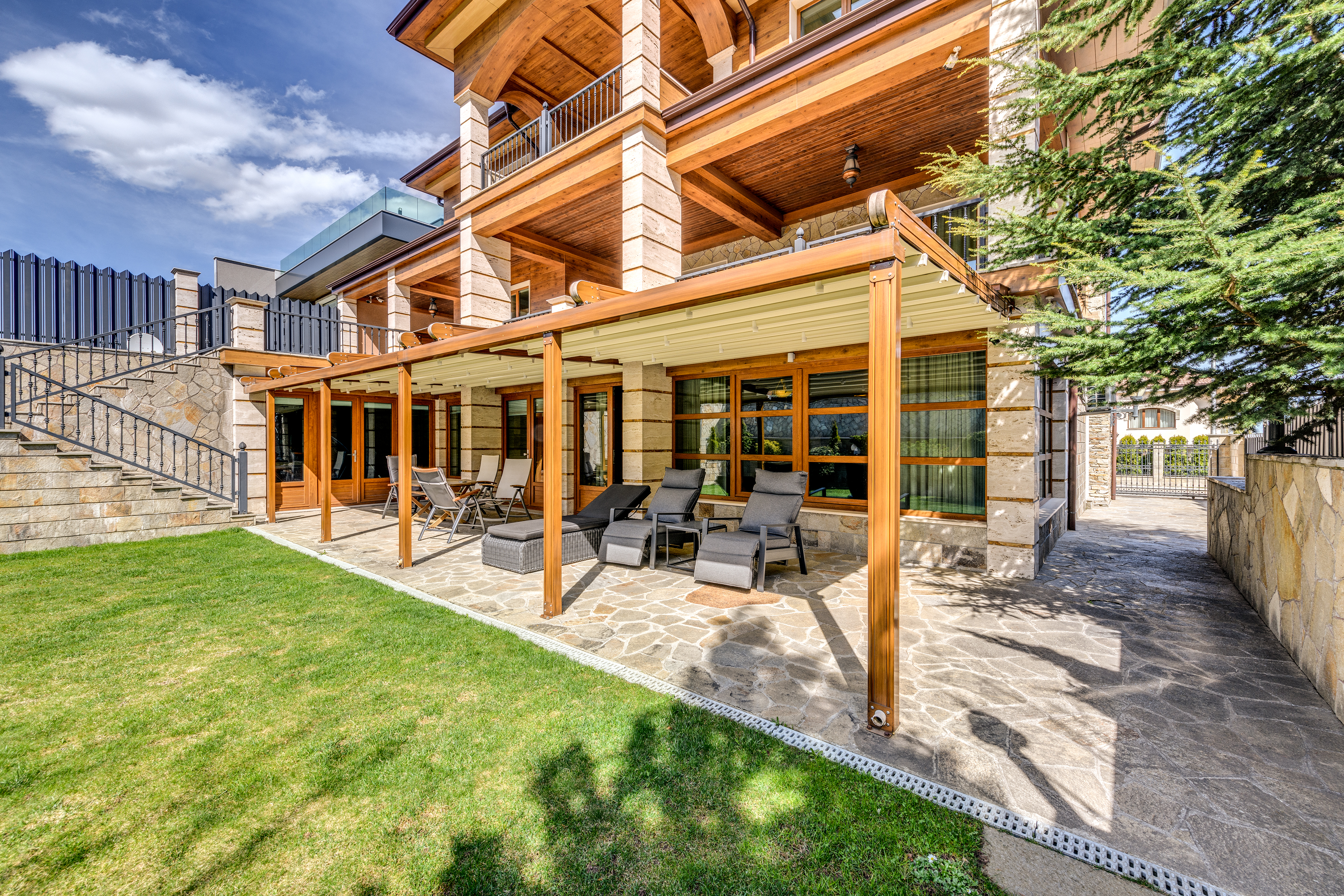 5 Bedroom Single Family Home/House's Image 14