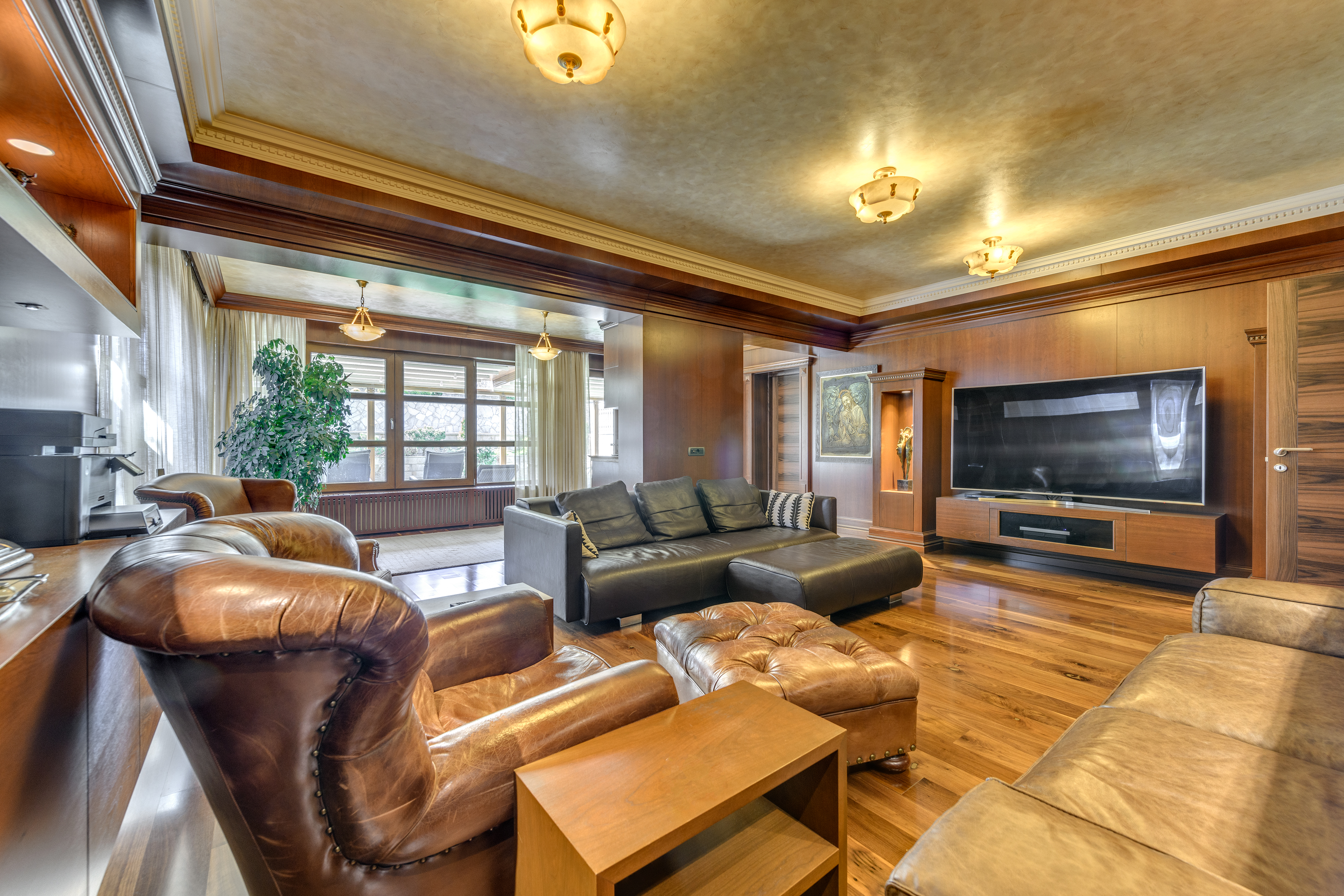 5 Bedroom Single Family Home/House's Image 3
