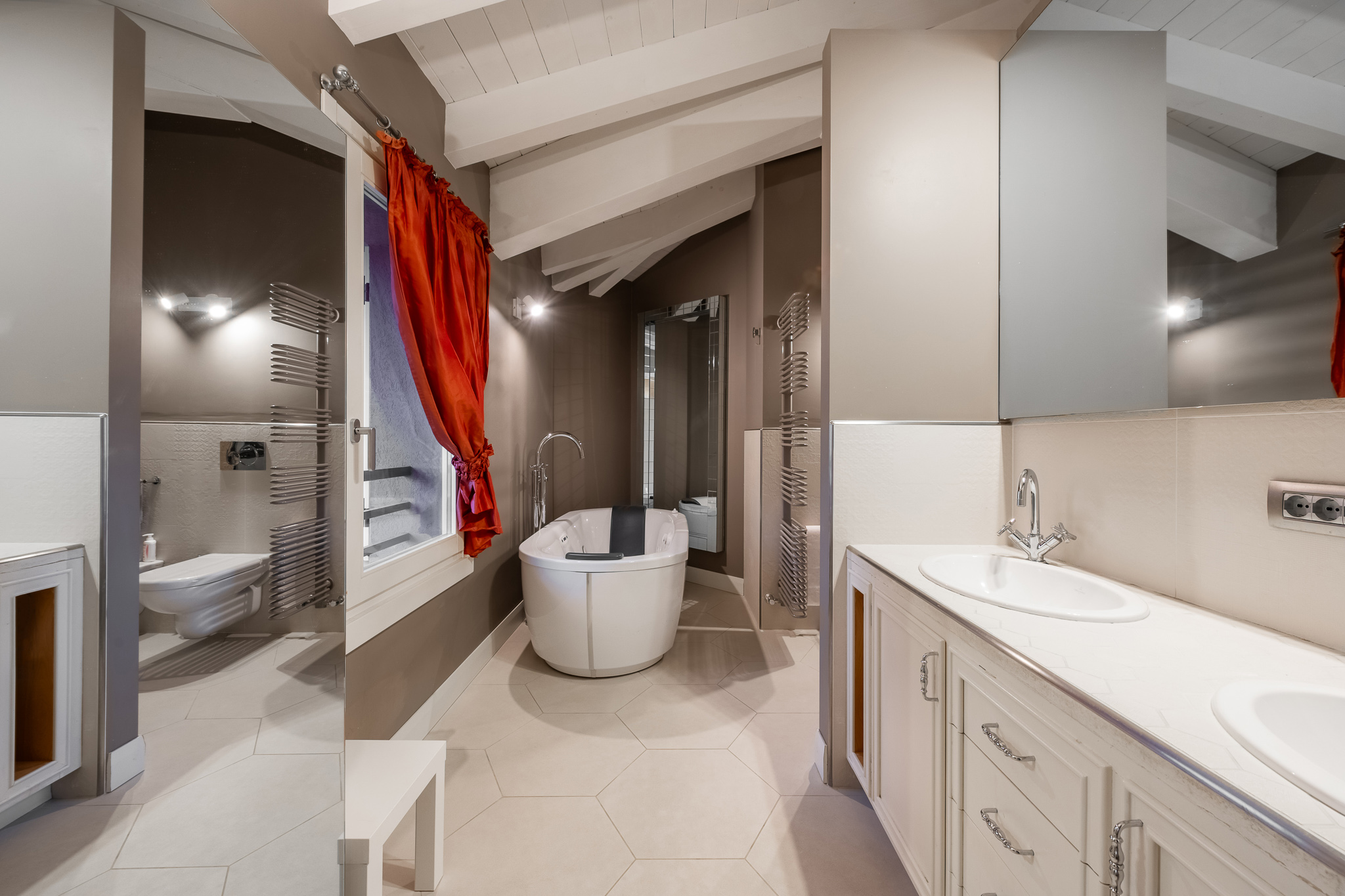 6 Bedroom Villa/Townhouse's Image 46