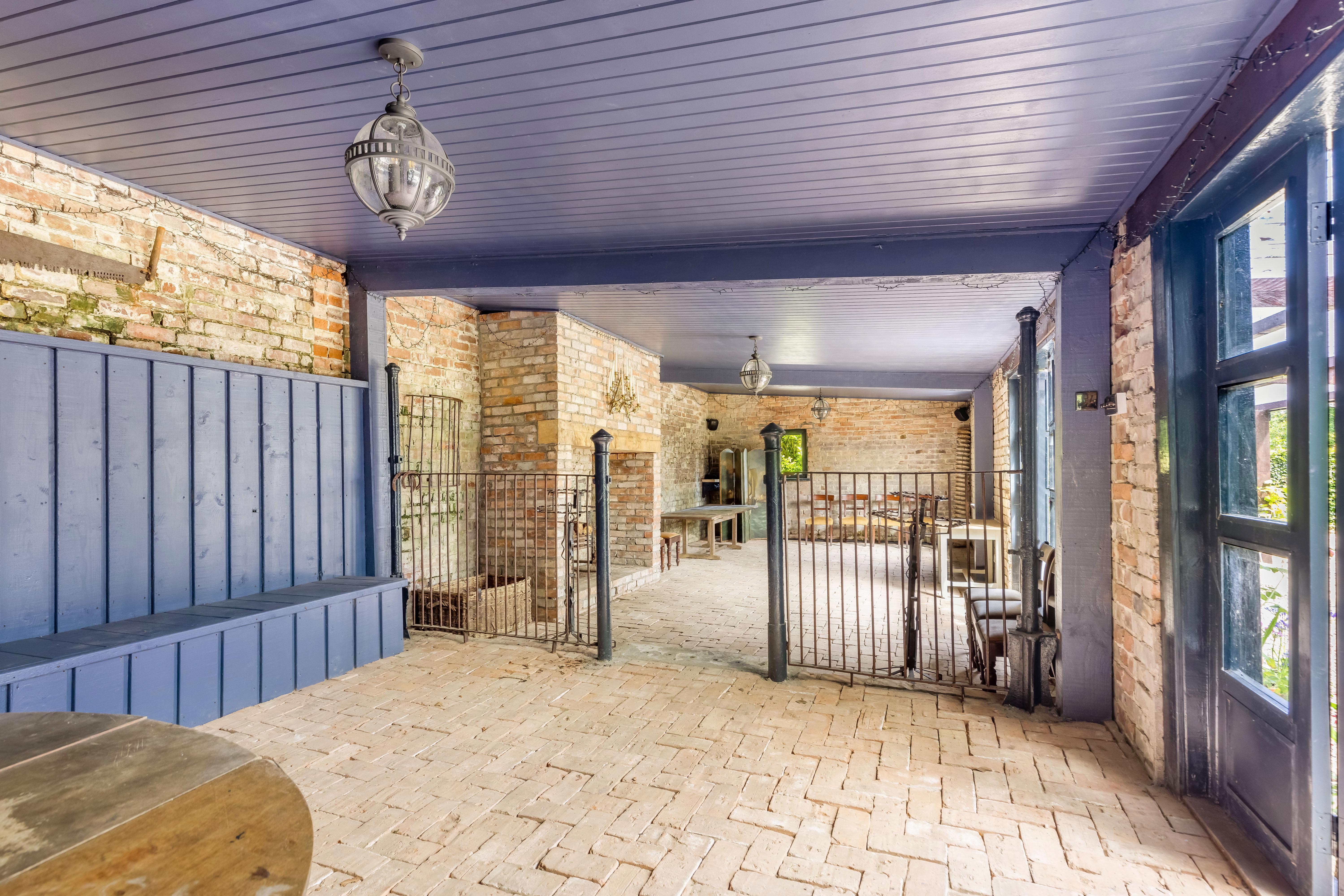 6 Bedroom Estate's Image 37