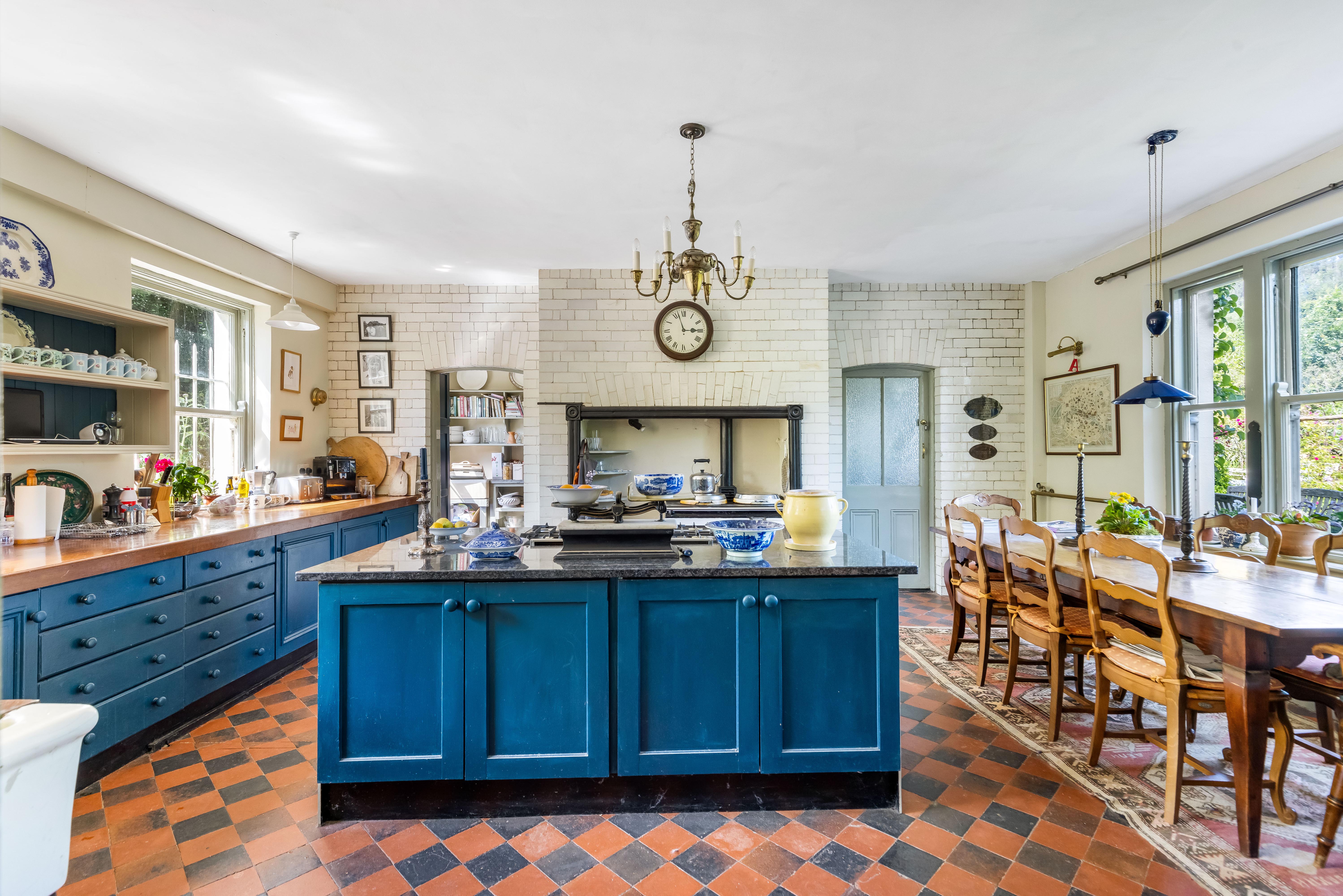 6 Bedroom Estate's Image 17