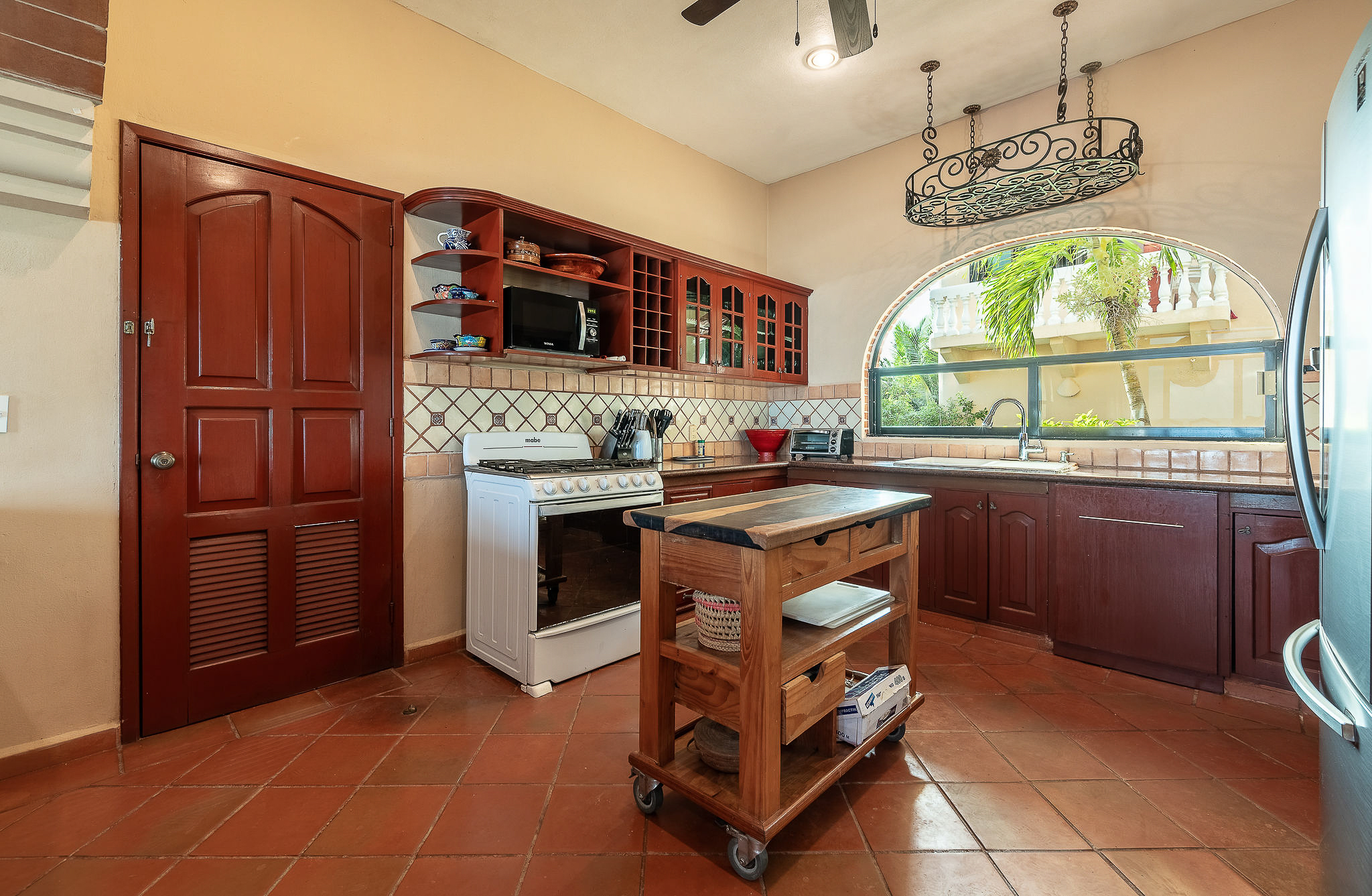 4 Bedroom Single Family Home/House's Image 3