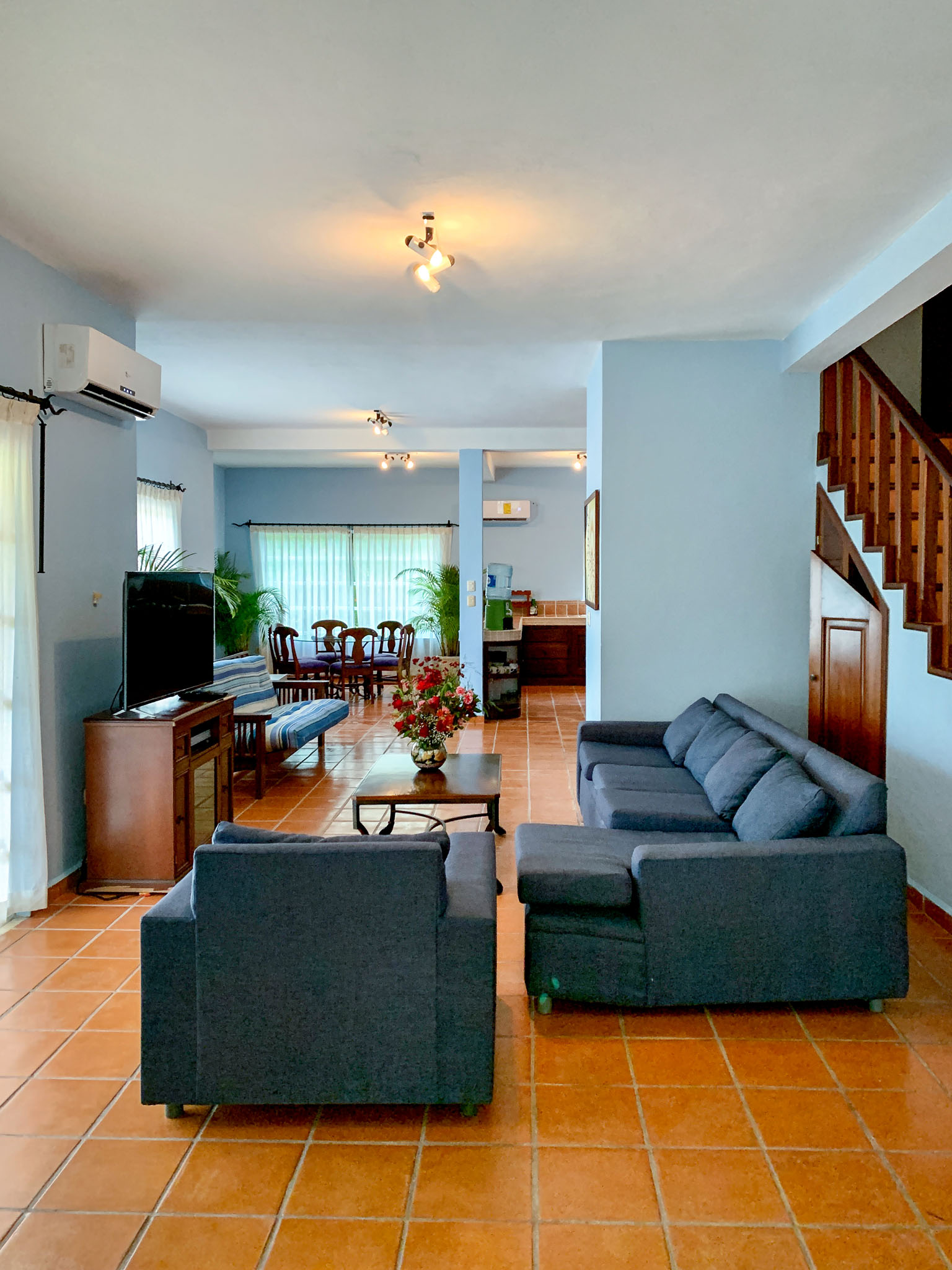 6 Bedroom Single Family Home/House's Image 4