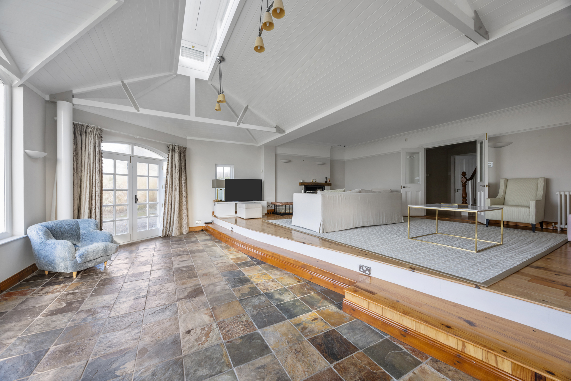 6 Bedroom Single Family Home/House's Image 8