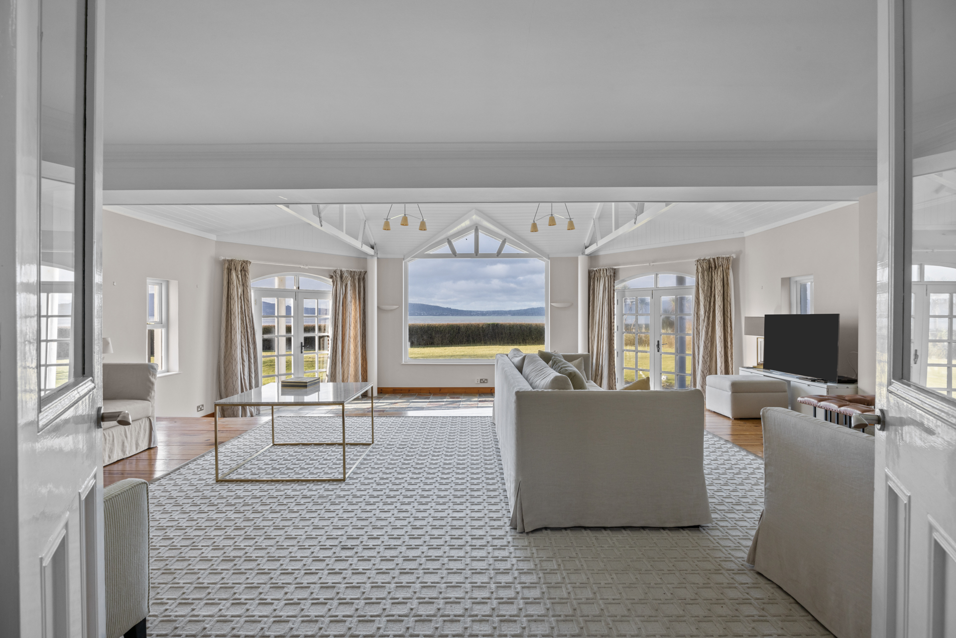 6 Bedroom Single Family Home/House's Image 6