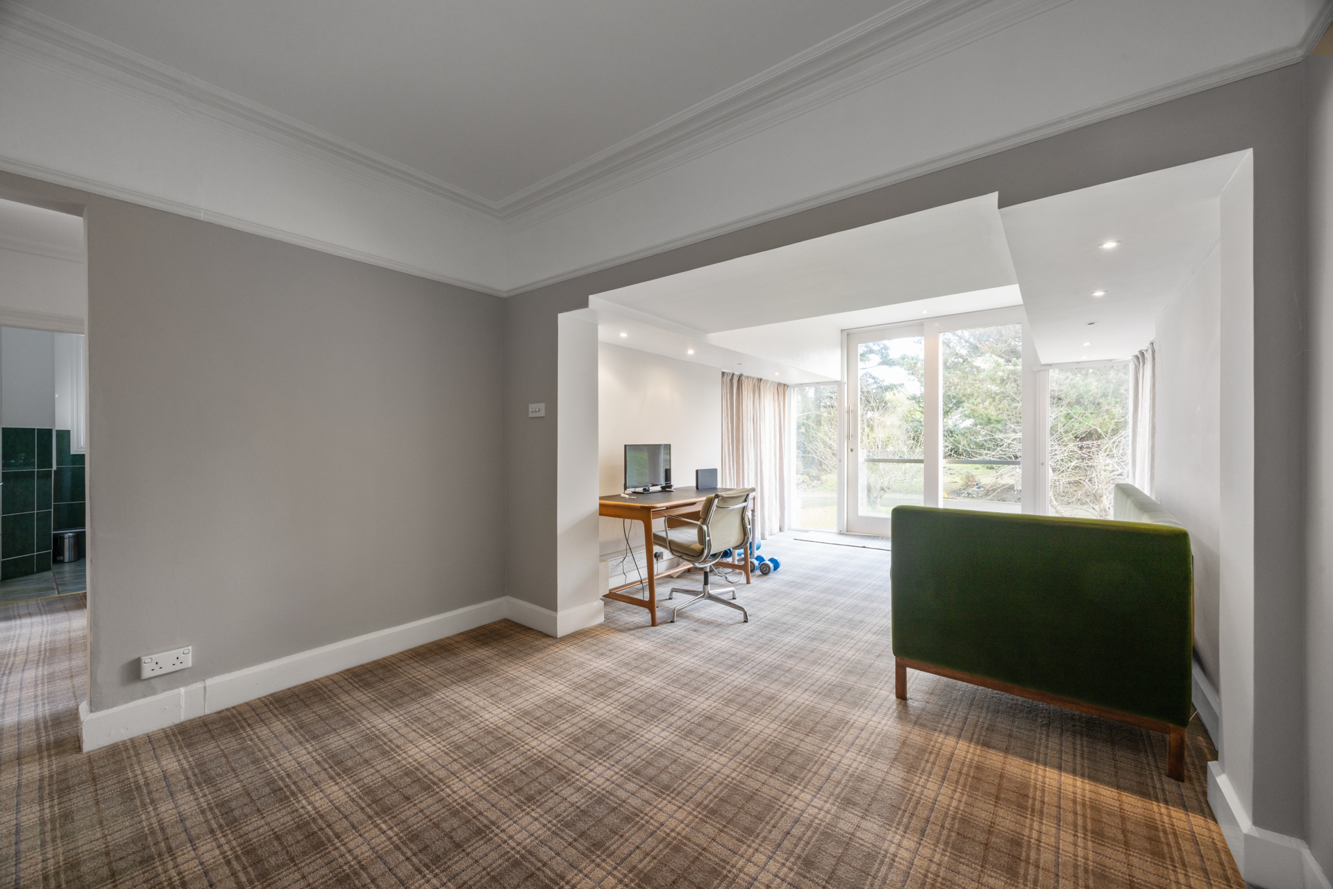6 Bedroom Single Family Home/House's Image 26