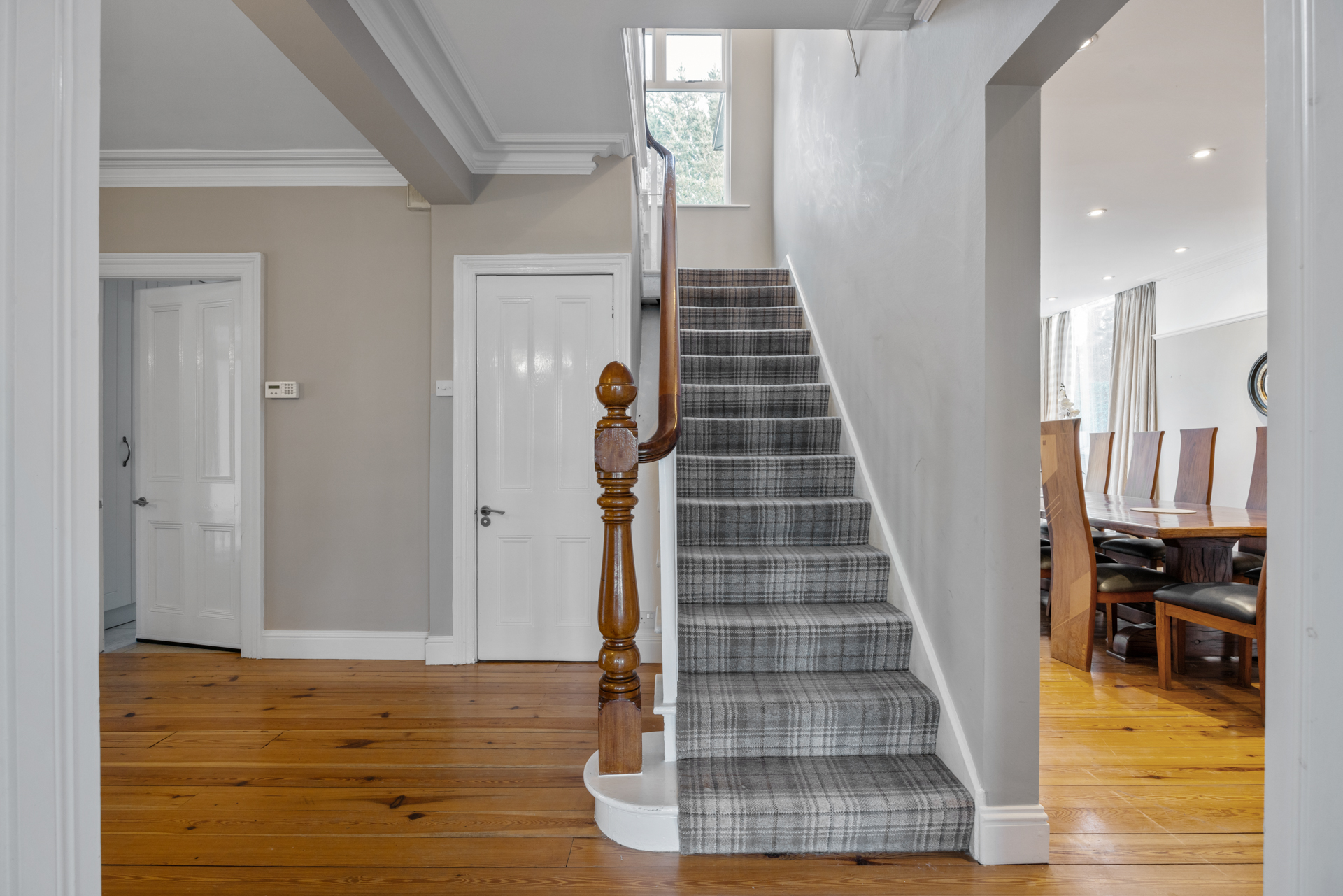 6 Bedroom Single Family Home/House's Image 5