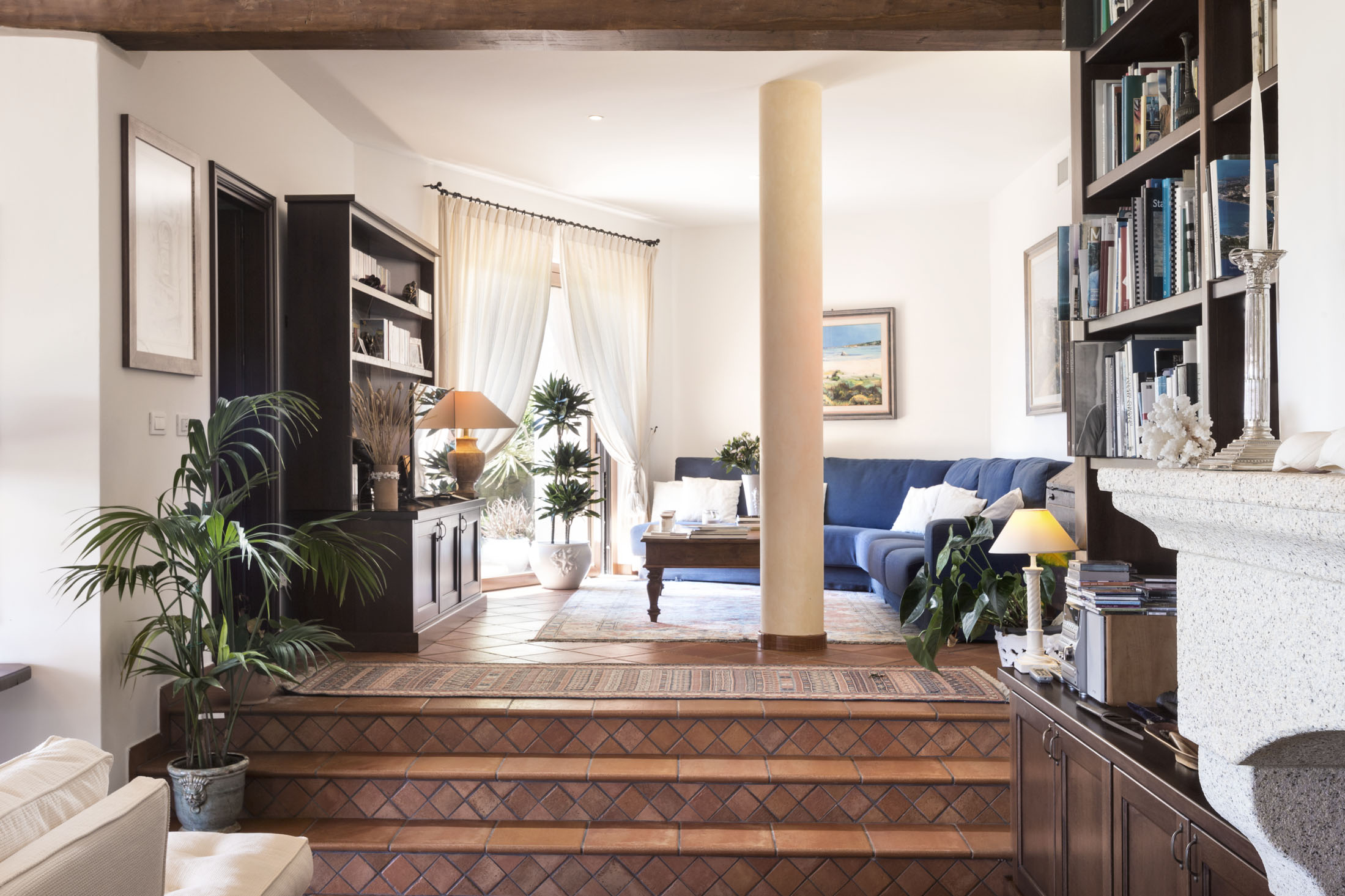 7 Bedroom Single Family Home/House's Image 3