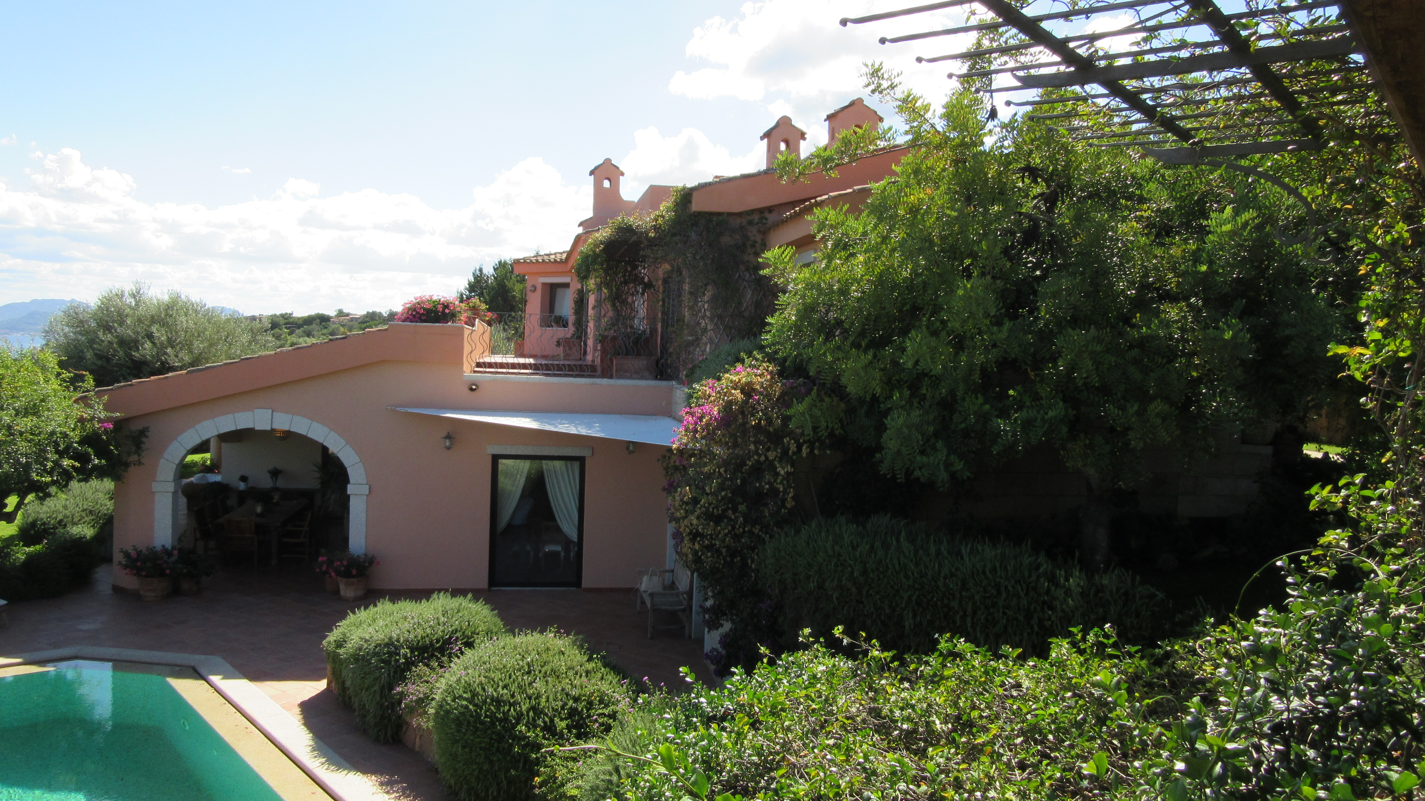 7 Bedroom Single Family Home/House's Image 9