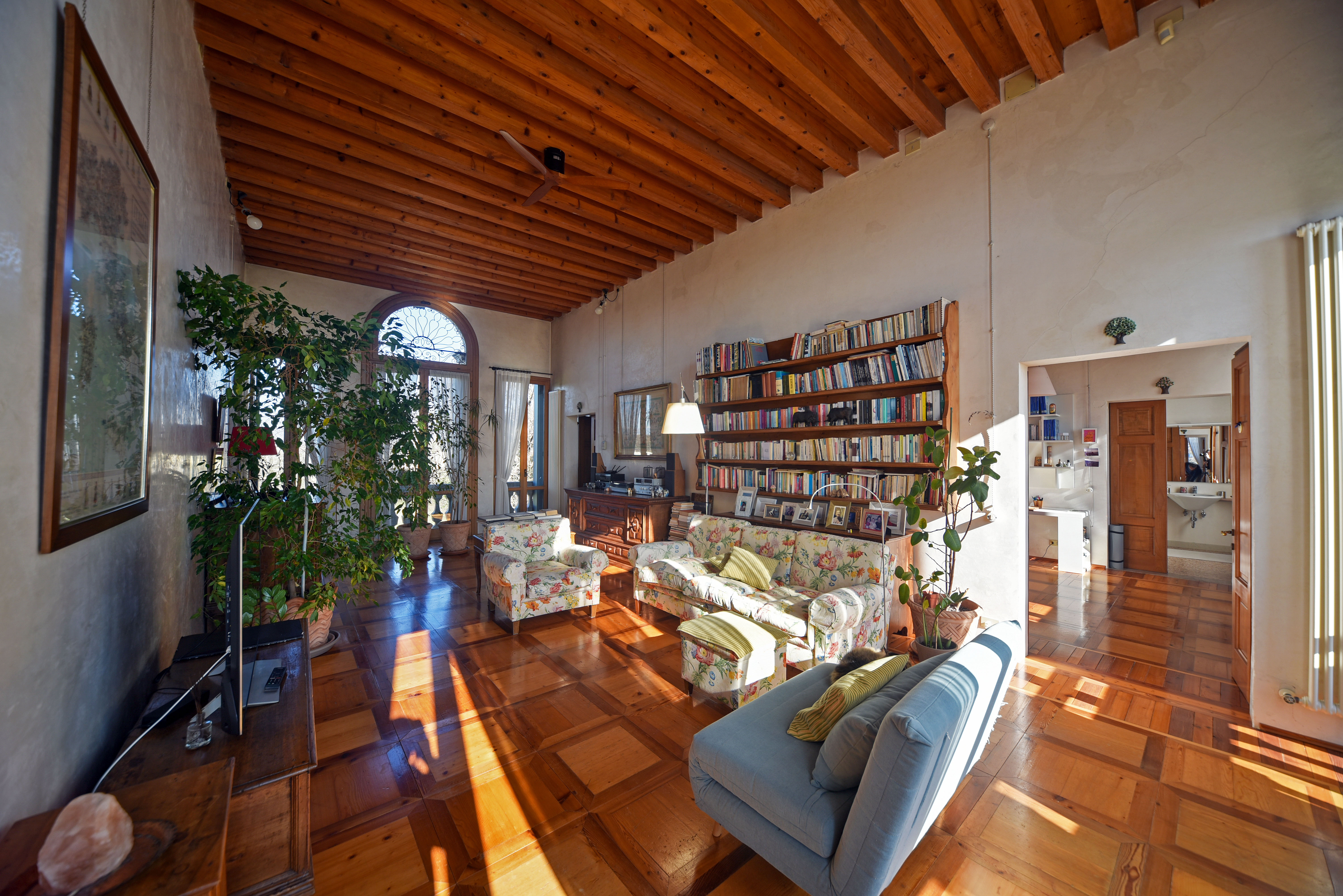 6 Bedroom Villa/Townhouse's Image 3