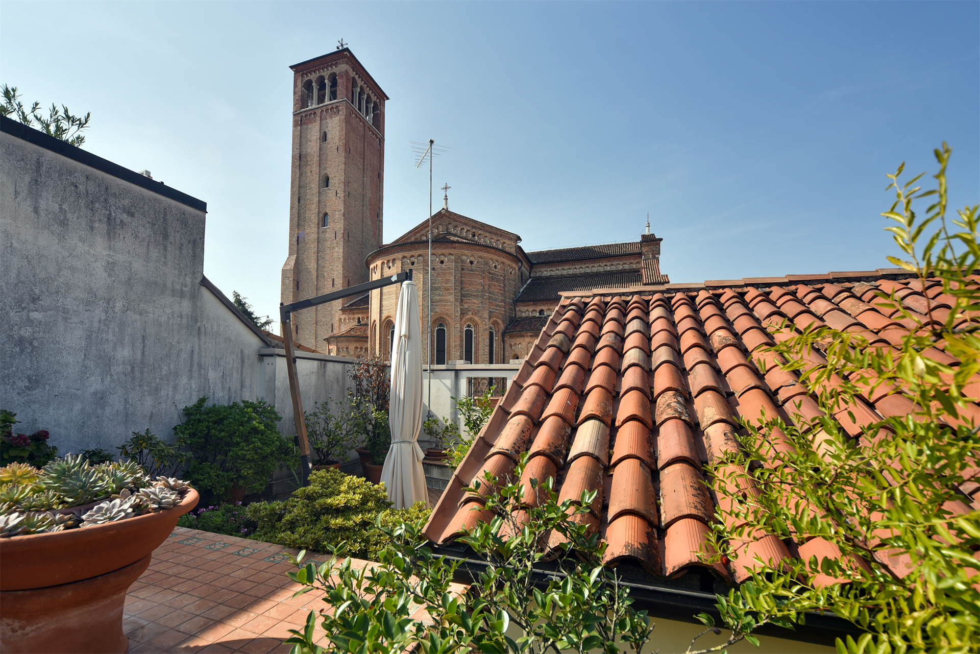 6 Bedroom Building's Image 3