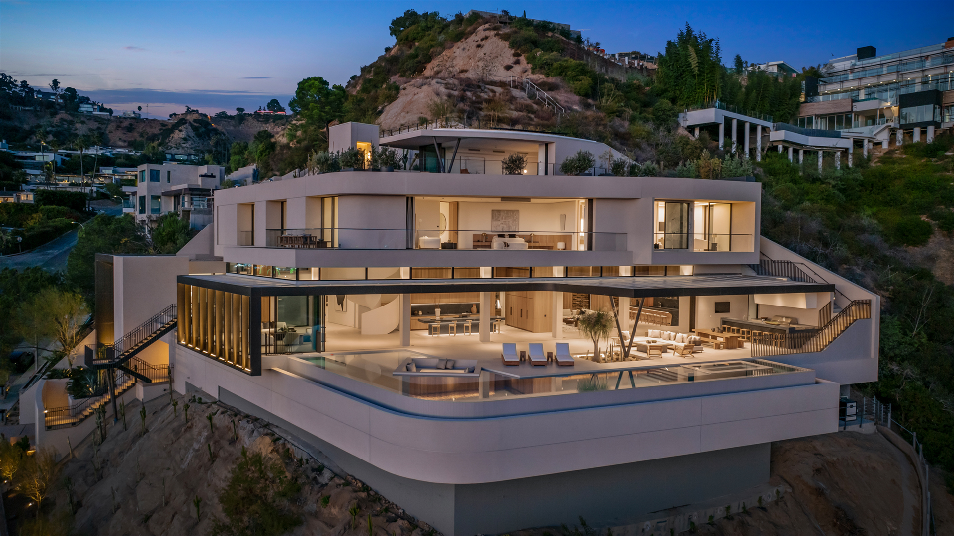 1680 N Doheny Dr, Los Angeles, CA 90069 with ID 372402011827326964