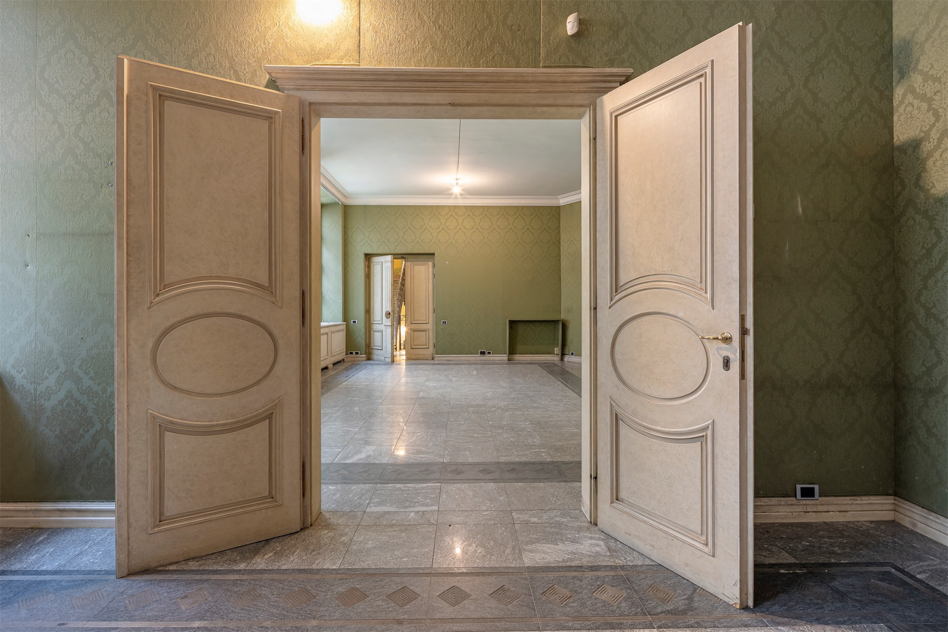 6 Bedroom Building's Image 11