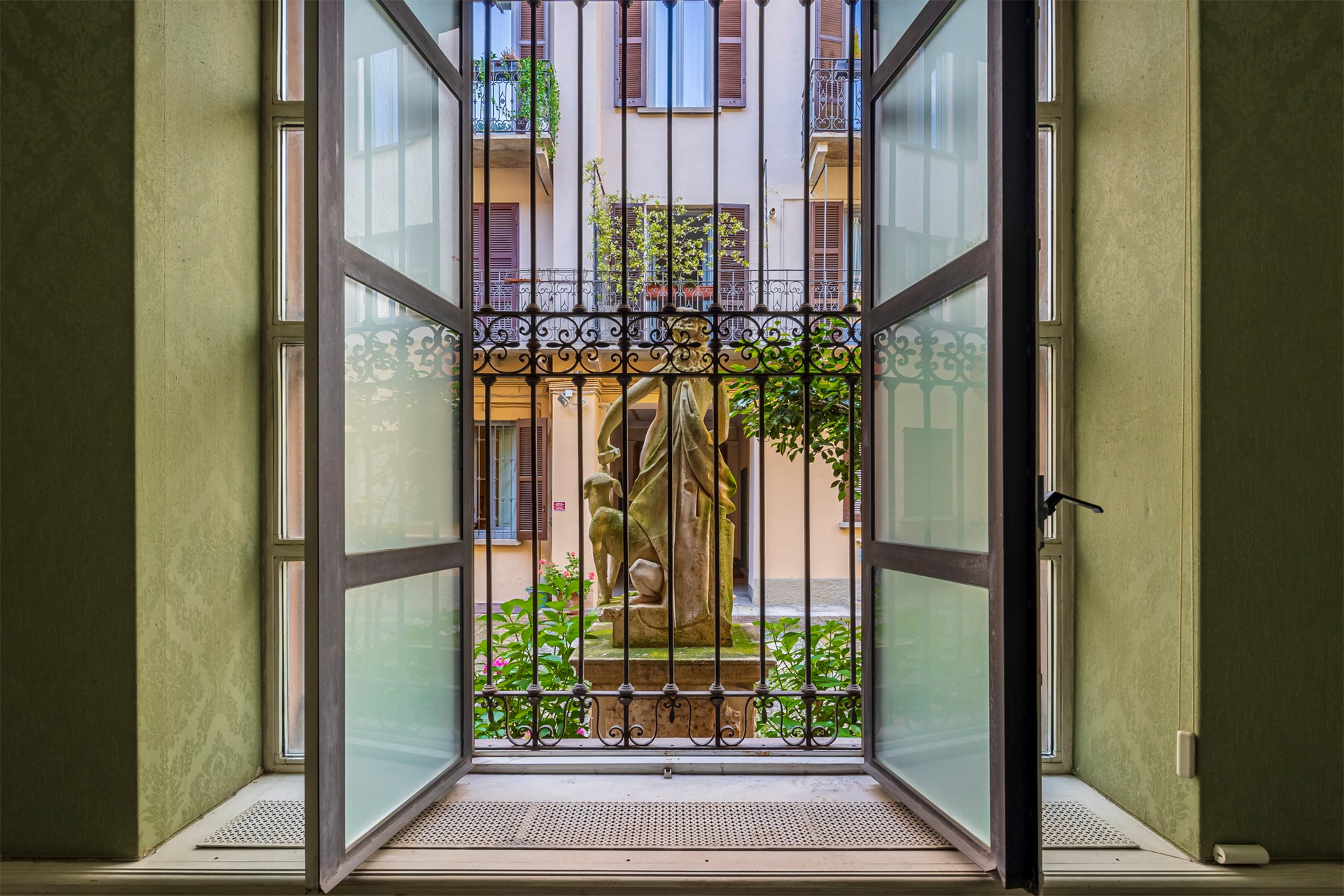 6 Bedroom Building's Image 9