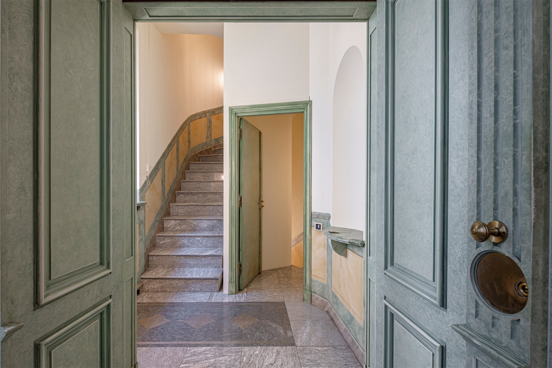 6 Bedroom Building's Image 4