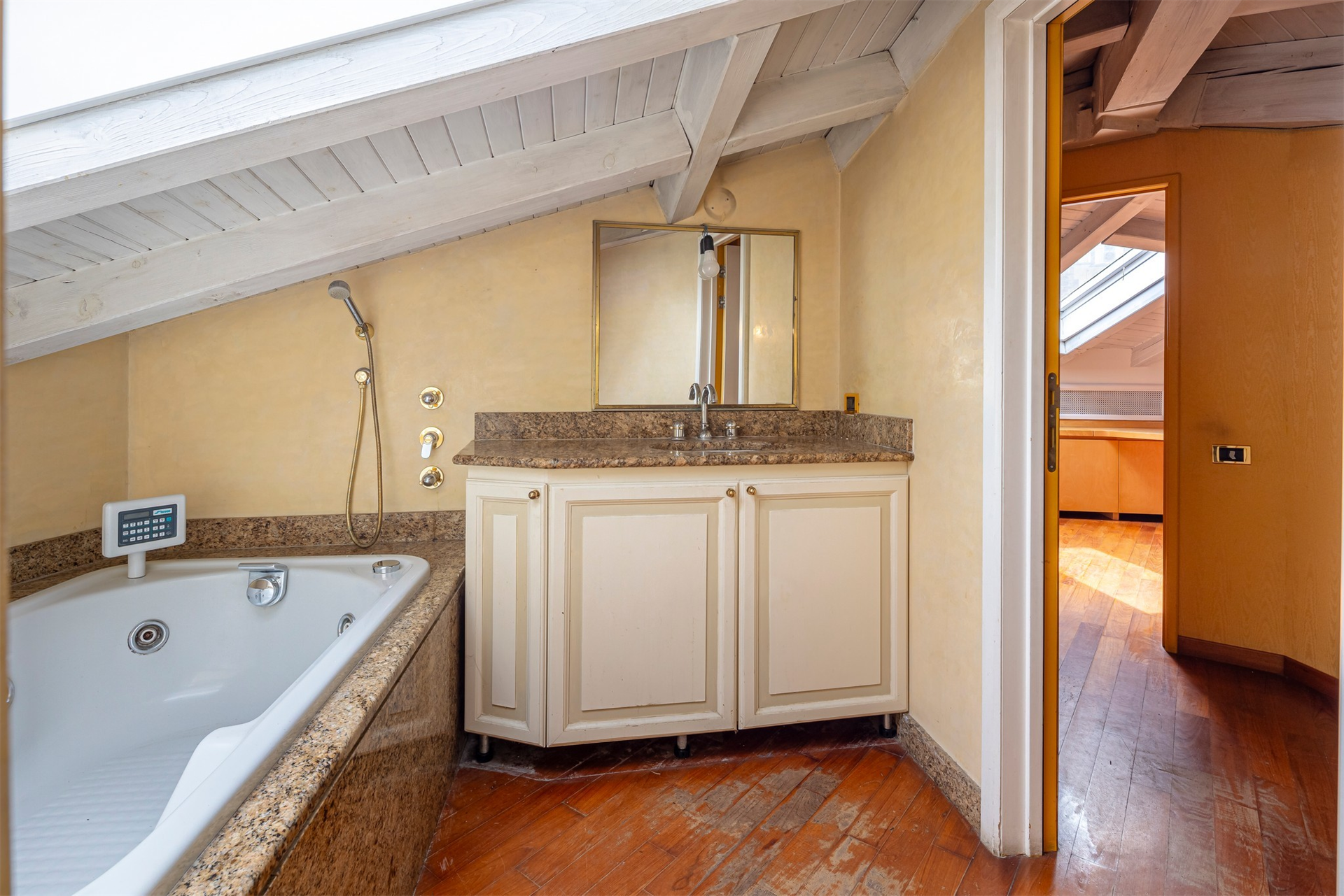 6 Bedroom Building's Image 38