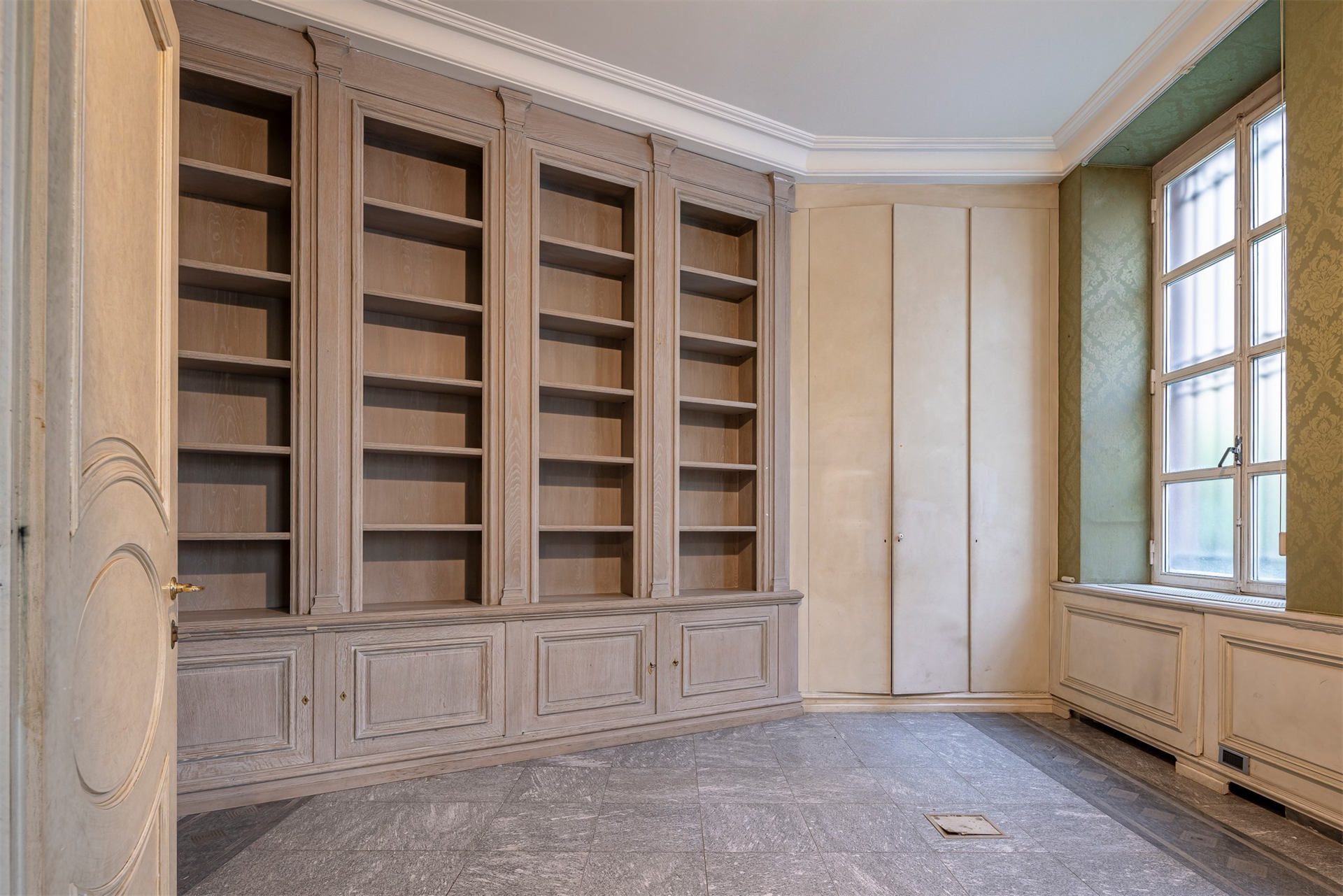 6 Bedroom Building's Image 10
