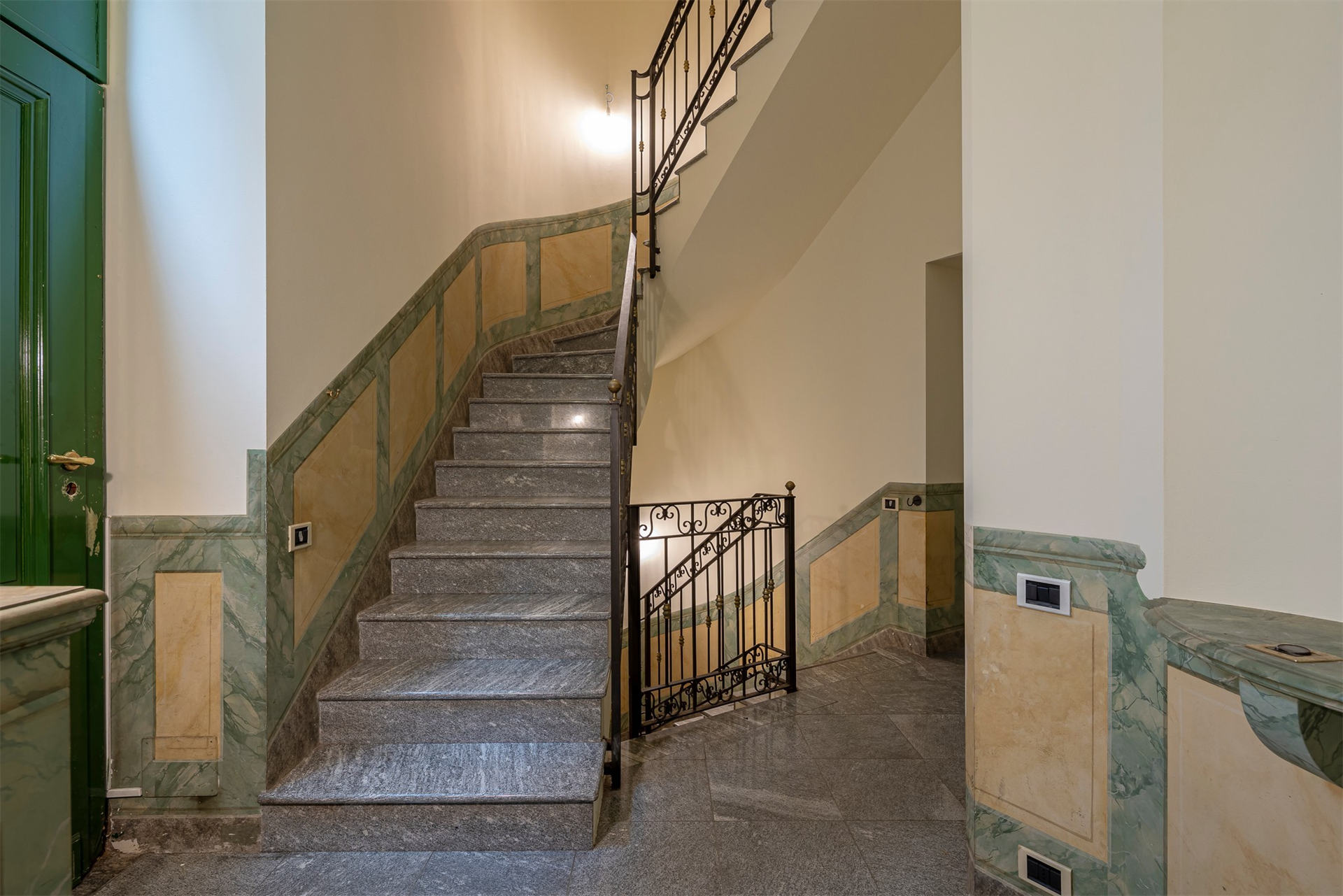 6 Bedroom Building's Image 12