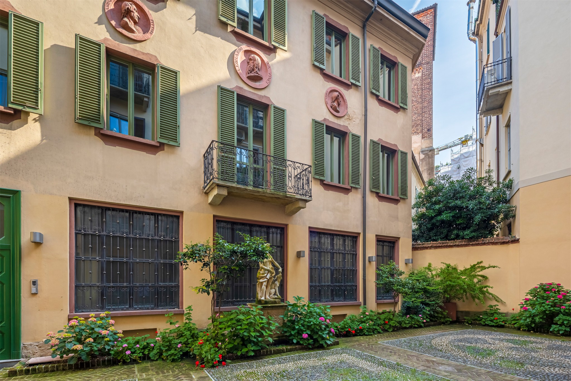 6 Bedroom Building's Image 43