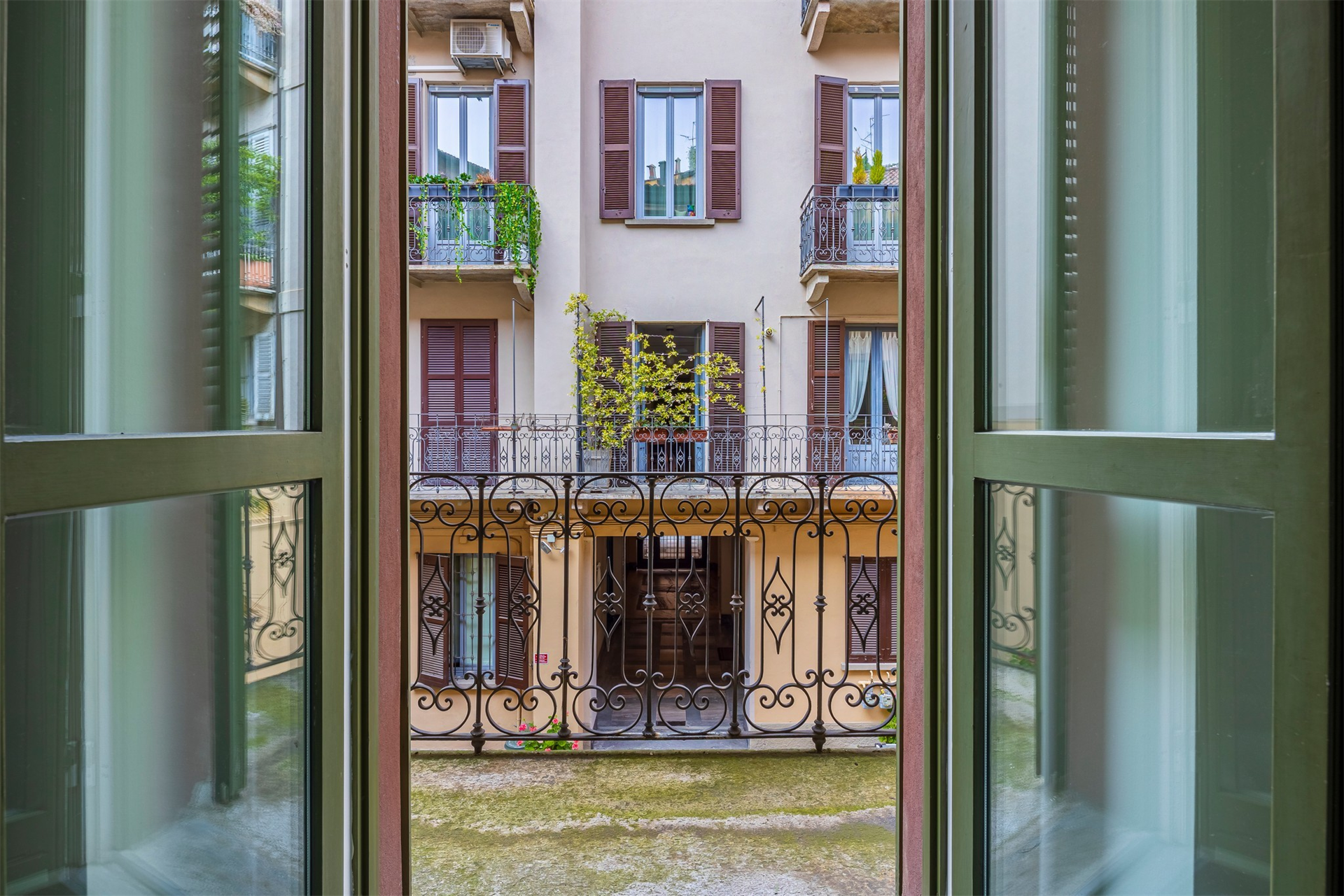 6 Bedroom Building's Image 16