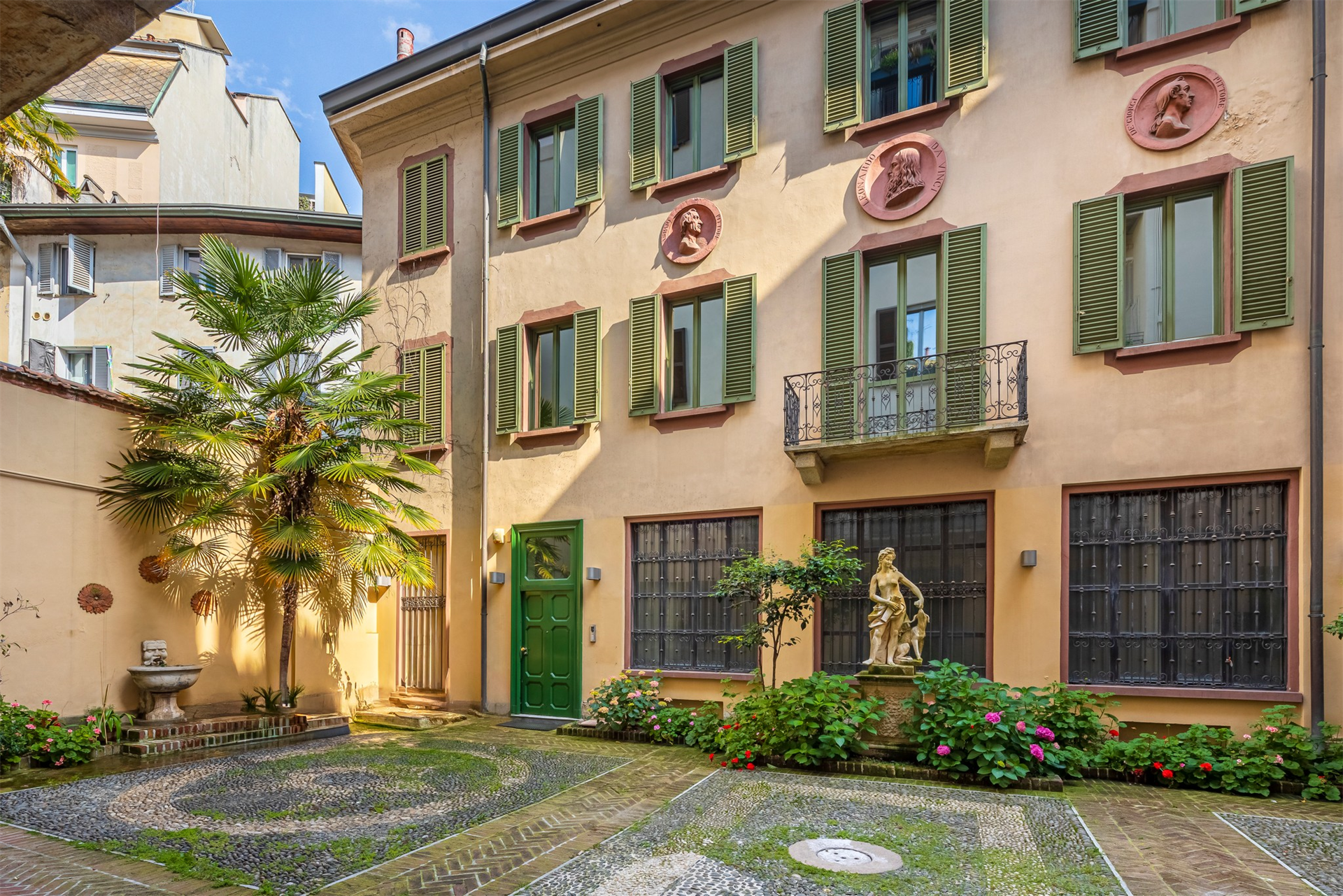 6 Bedroom Building's Image 3