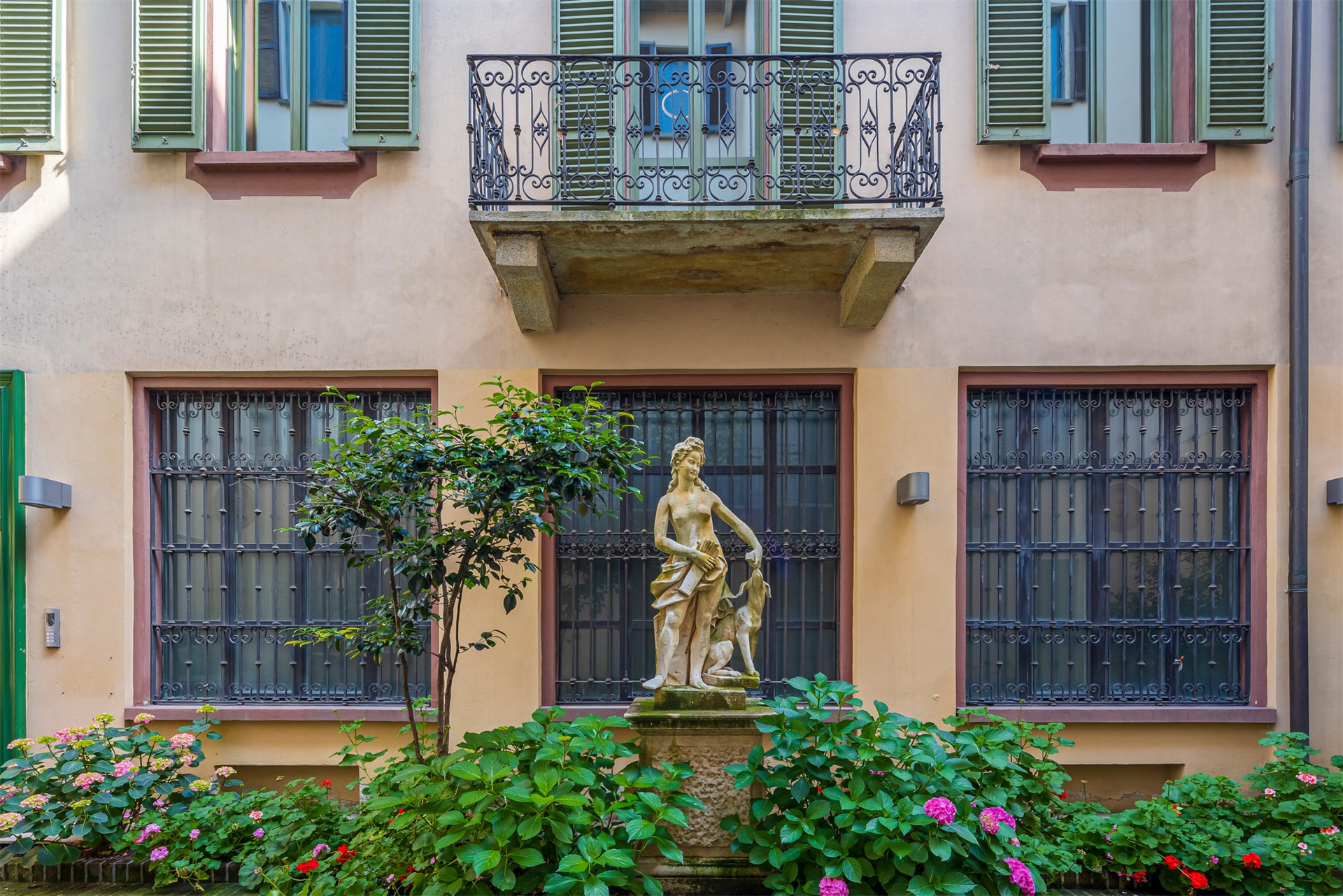 6 Bedroom Building's Image 44