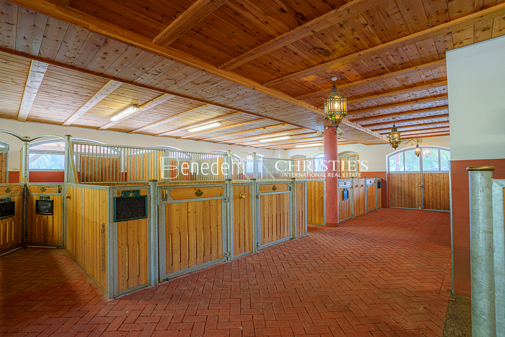 8 Bedroom Estate's Image 35