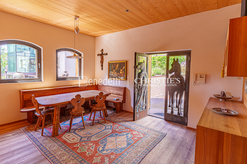 8 Bedroom Estate's Image 9